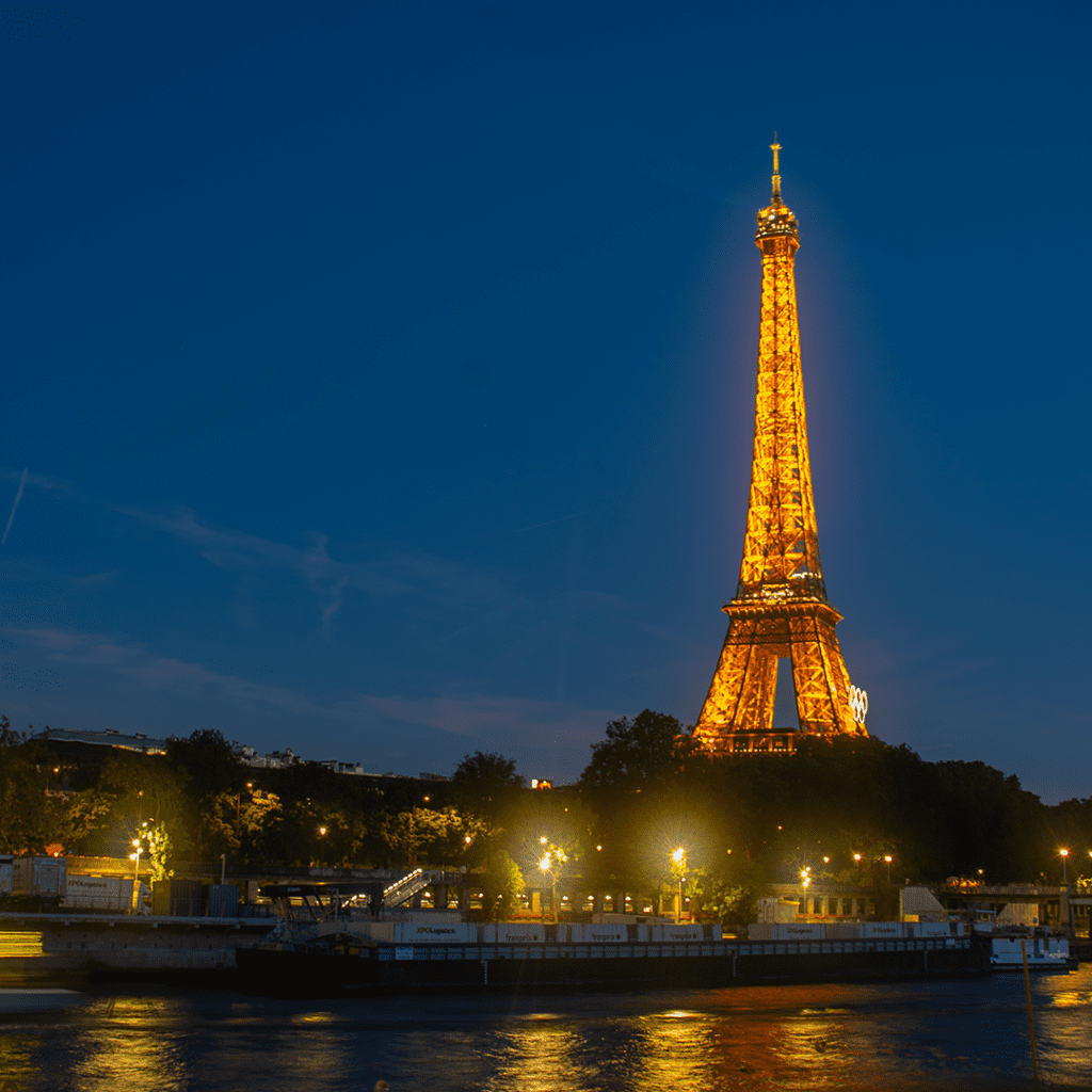Eiffel Tower Paris - Photo By chipatecua.com